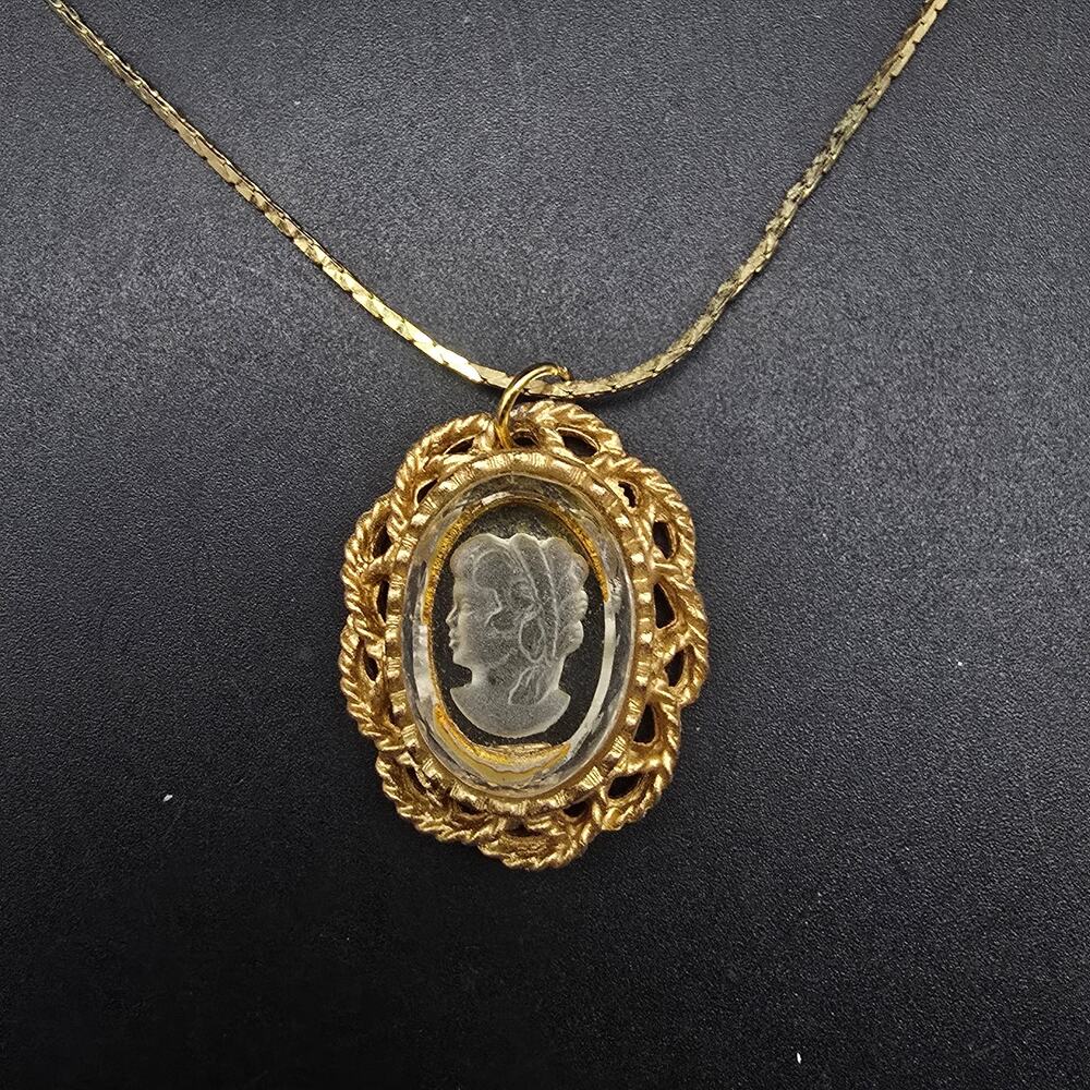 Intaglio Carved Glass Cameo Pendant Necklace Gold Tone‎ Chain Vintage